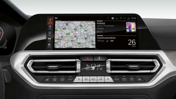 Frontal close-up of the cockpit display of the BMW 3 Series Sedan with BMW Operating System 7.0.