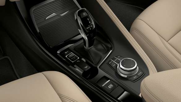 Driving mode xGravel BMW X5 G05 2018 Mineral White metallic side view driving on loose, stony ground