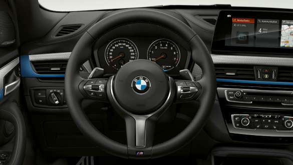 Driving mode xSnow BMW X5 G05 2018 Mineral White metallic side view driving on snow