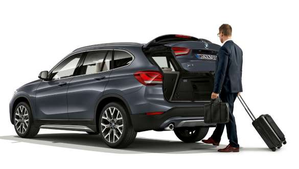 BMW X5 G05 2018 interior driver using Connected Navigation